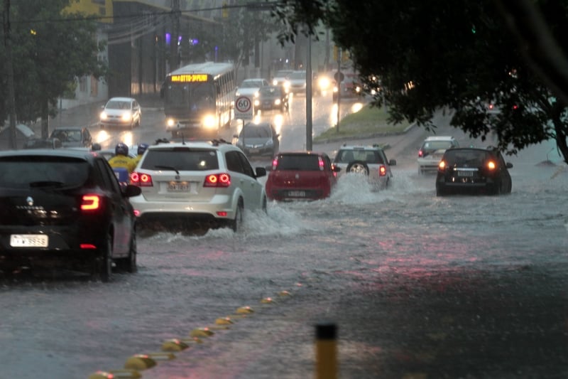 Temporal causa queda de árvores, alagamentos e falta de luz em Porto Alegre. chuva, tormenta, temporal, 