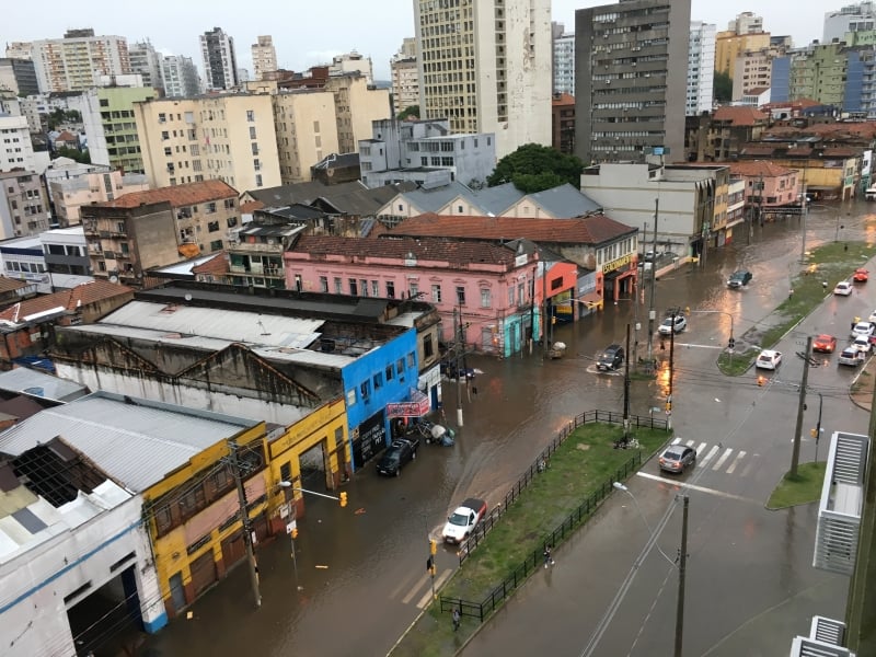 Alagamento na avenida Voluntários da Pátria dificultou o trânsito na região
