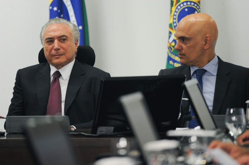 Brazilian president Michel Temer (L) and Justice Minister Alexandre de Moraes (R) during a meeting to discuss a National Security Plan with other ministers at Planalto Palace in Bras�lia, on January 5, 2017.
Brazil's justice minister said Wednesday that local authorities in the Amazon region knew about the risk of a mass escape from two prisons where 184 inmates fled amid a deadly riot. / AFP PHOTO / ANDRESSA ANHOLETE
