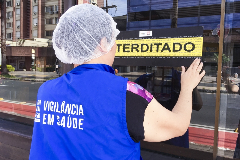 Porto Alegre, 05/01/2017 SMS, através da CGVS, suspende das atividades decorrente da confirmação de presença da bactéria Listeria em restaurante. Foto: Patrícia Coelhol/Divulgação PMPA