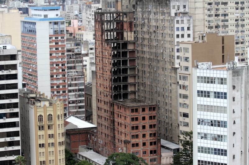 Edifício abandonado no centro de Porto Alegre, em frente à Praça XV