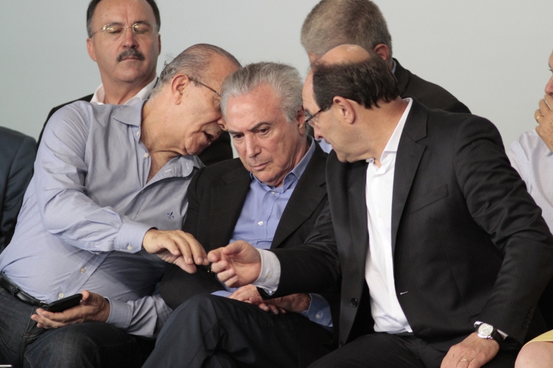 começo de conversa pg3

Ministro Eliseu Padilha, Presidente Michel Temer e governador do RS José Ivo Sartori conversam durante entrega de ambulâncias em Esteio.