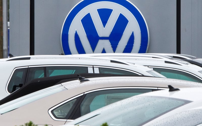 (FILES) This file photo taken on September 29, 2015 shows the logo of German car maker Volkswagen seen at a northern Virginia dealer in Woodbridge, Virginia.
Volkswagen AG said on January 10, 2017 it has a "concrete draft" for a $4.3 billion deal to settle the US criminal case surrounding the emissions cheating scandal known as "dieselgate." The company said it is in advanced discussions with the US Justice Department and Customs and Border Protection to settle the criminal investigations and civil fines, but it is subject to approval by VW's board. It could be approved as early as late Tuesday.
 / AFP PHOTO / PAUL J. RICHARDS