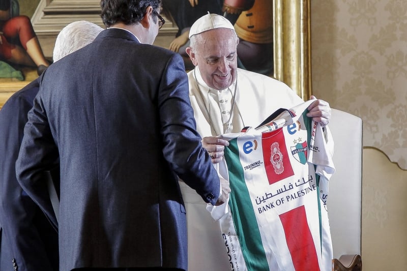 Pope Francis receives a palestinian football shirt, during a private audience with Palestinian president Mahmud Abbas(L)at the Vatican on January 14, 2017.
Abbas meets Pope Francis on the eve of an international conference on Middle East peace in Paris as diplomats play down Israeli fears of a second UN Security Council resolution critical of its actions. / AFP PHOTO / POOL / Giuseppe LAMI