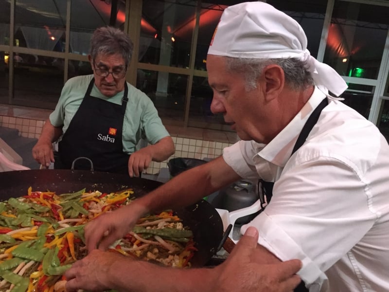 Odilon Moraes e Vilson Ferreira no preparo da paella vegetariana 
