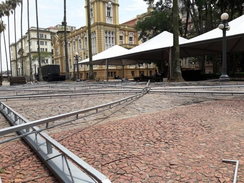 Montagem da Feira iniciou nesta manhã na Praça da Alfandega no Centro Historico