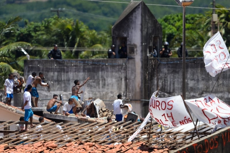 Inmates are seen during confrontation between gangs at Alcacuz Penitentiary Center near Natal in Rio Grande do Norte, Brazil on January 19, 2017.
Stick-wielding inmates hurled stones and lit fires Thursday in a Brazilian jail where dozens were previously massacred, as authorities struggled to contain a spreading wave of gang violence.
 / AFP PHOTO / ANDRESSA ANHOLETE Alca�uz