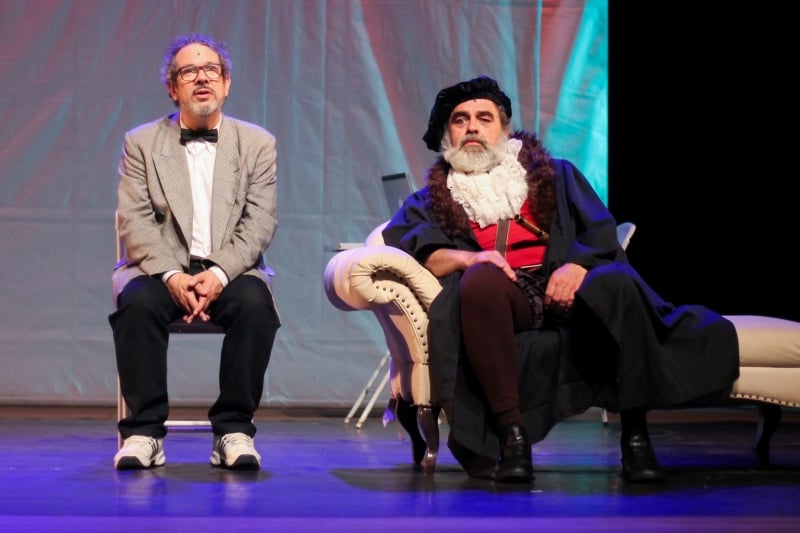 Heitor Schmidt interpreta Peter Higgs e Luis Franke vive Galileu Galilei