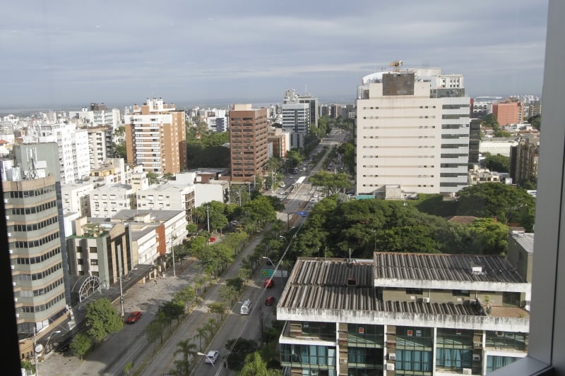 Ao contrário das outras capitais, valores para venda e locação comerciais subiram em Porto Alegre em abril