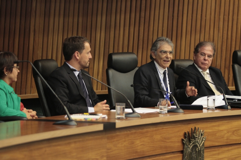 Ex-ministro do Supremo, Carlos Ayres Britto (microfone) participou de debate com prefeitos em Porto Alegre