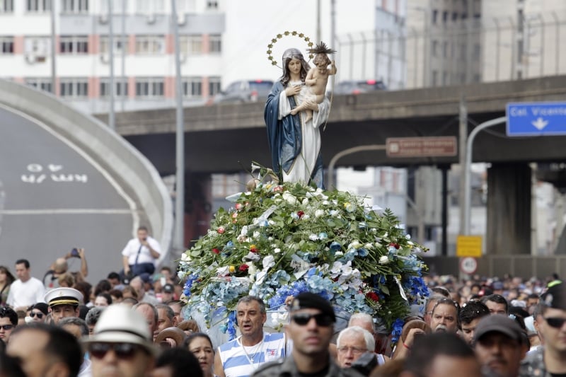 Imagem da santa foi acompanhada pelas ruas por cerca de 150 mil fiéis 