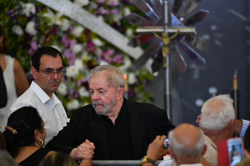 Former Brazilian president Luiz Inacio Lula da Silva greets people during the funeral of his late wife Marisa Leticia, in Sao Bernardo do Campo, a city to the south of Sao Paulo, on February 4, 2017.
The former first Brazilian first lady died at the age of 66 on February 2, a week after she was hospitalized with a stroke. / AFP PHOTO / NELSON ALMEIDA
      Caption