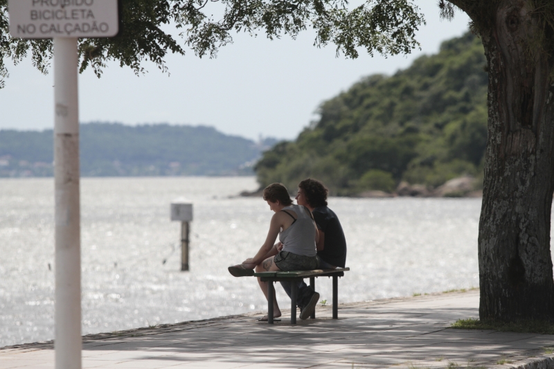 Calor do fim de semana motivou pessoas a buscarem refresco em parques e na beira do lago Guaíba