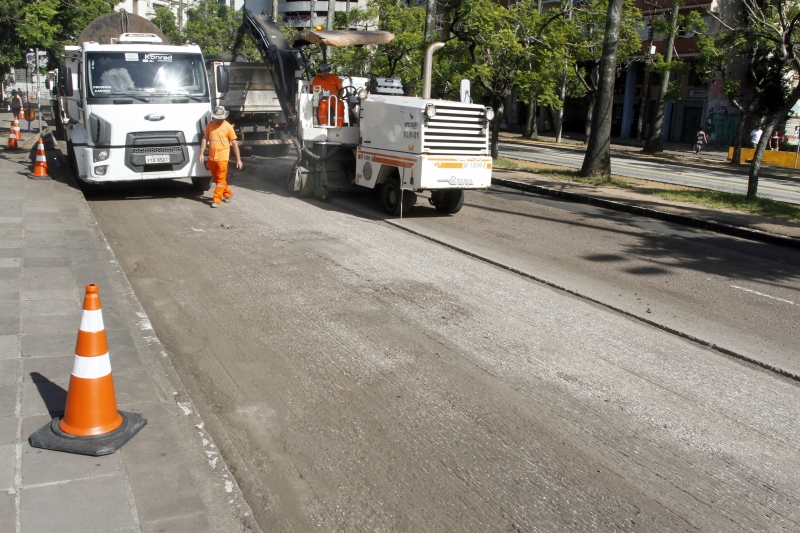A avenida Osvaldo Aranha começou a ser revitalizada nesta segunda-feira. As obras começaram no trecho entre a ruas Sarmento Leite e Paulo Gama