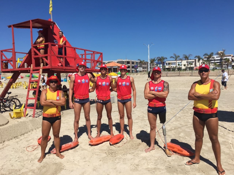 Os atletas Lucas Paloschi, William Piovesan, Vinicius Mols e Jo�o Hamilton Sanguitan entre os salva-vidas em Cap�o da Canoa 