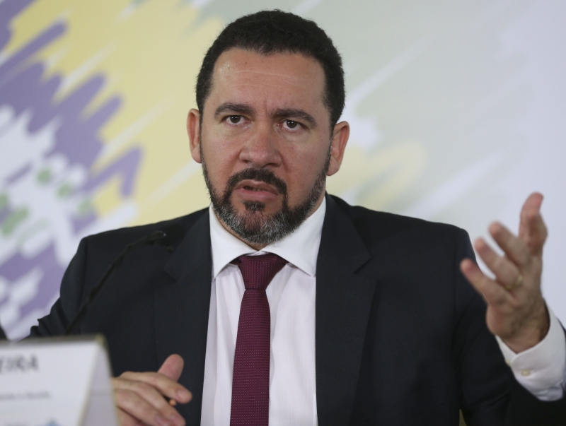 Oliveira citou queda do endividamento das famílias e inflação menor