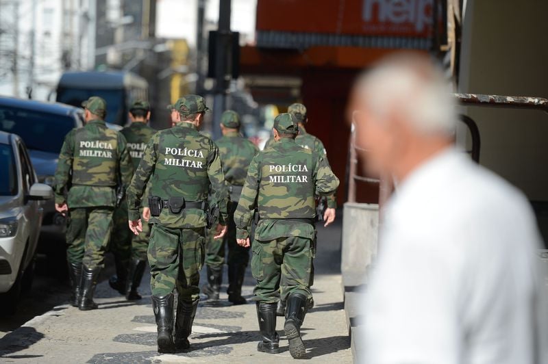 Policiais militares de férias e de folga voltam às ruas em Vitória 
