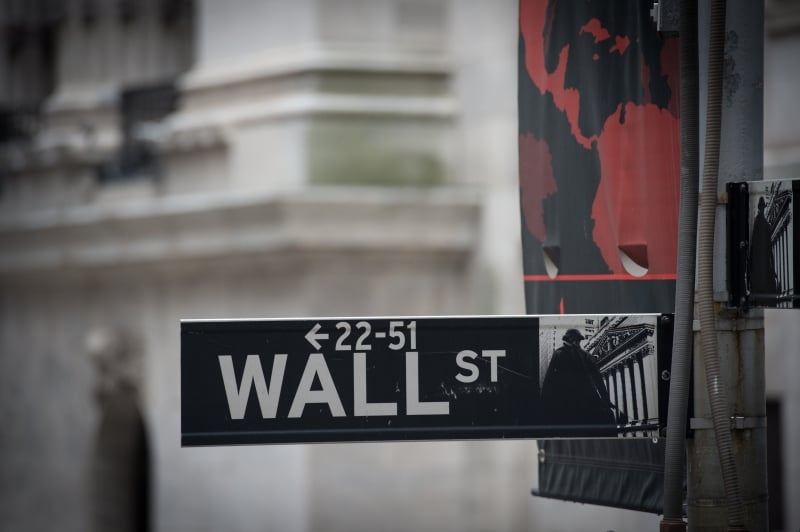 This file photo taken on November 9, 2016 shows the the Wall street sign near the New York Stock Exchange in New York.
Wall Street - Dow Jones Industrial Average - NYSE - bolsa de valores - bolsas EUA - stocks