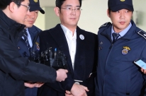 Herdeiro da Samsung é condenado a cinco anos de prisão