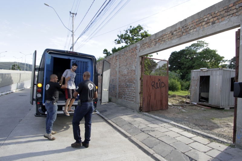 Primeiros detidos aguardavam espaço em ônibus da Polícia Civil