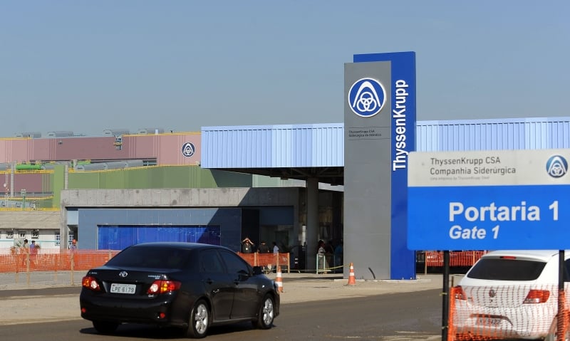 (FILES) This file photo taken on June 18, 2010 shows the entrance of the Germany's ThyssenKrupp CSA Siderurgica Do Atlantico plant, in the Santa Cruz neighbourhood, 60 km from downtown Rio de Janerio. 
ThyssenKrupp announced on February 22, 2017 it had sold its Brazilian plant to Argentina's Ternium group for 1.5 billion euros. / AFP PHOTO / VANDERLEI ALMEIDA