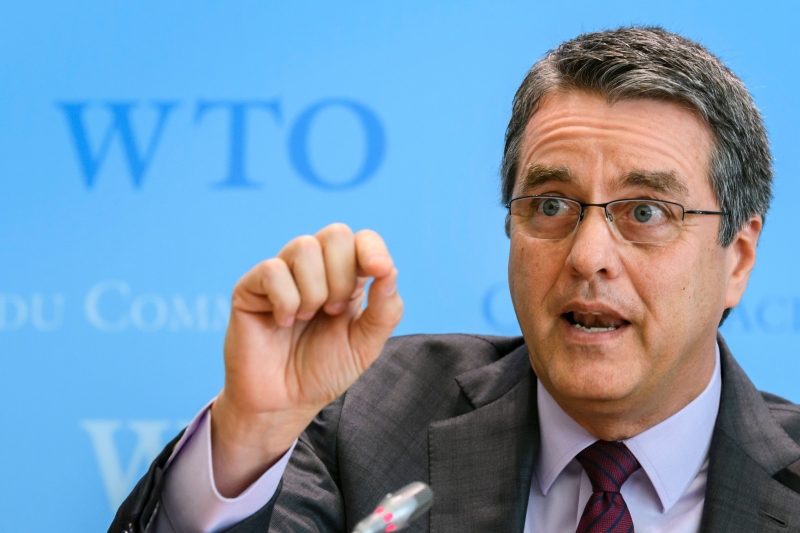World Trade Organization Director-General Roberto Azevedo speaks to reporters on February 22, 2017 in Geneva after the body ratified its first-ever multilateral trade deal as it confronts a US administration brazenly hostile to open global commerce. / AFP PHOTO / FABRICE COFFRINI
      Caption