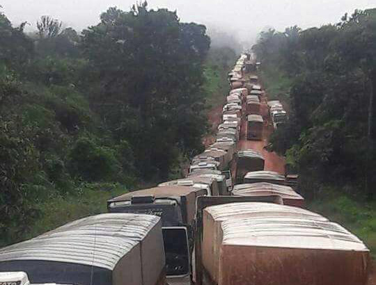 Caminhões em fila na BR-163 no sul do Pará. Estrada em más condições gera uym engarrafamento de mais de 70 quilômetros