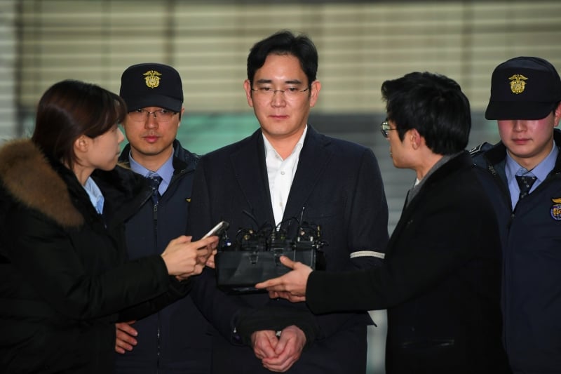 (FILES) In a file photo taken on February 22, 2017 Lee Jae-Yong (C), vice chairman of Samsung Electronics, arrives for questioning at the office of a special prosecutor investigating a corruption scandal in Seoul.

The heir to the Samsung empire and four other top executives from the world's biggest smartphone maker were indicted February 28, 2017 on multiple charges including bribery and embezzlement, South Korean prosecutors said. / AFP PHOTO / JUNG YEON-JE