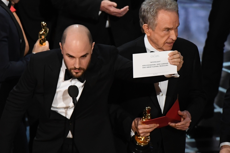 "La La Land" producer Jordan Horowitz (L) shows the card reading Best Film 'Moonlight" next to US actor Warren Beatty after the latter mistakingly read "La La Land" initially at the 89th Oscars on February 26, 2017 in Hollywood, California. 