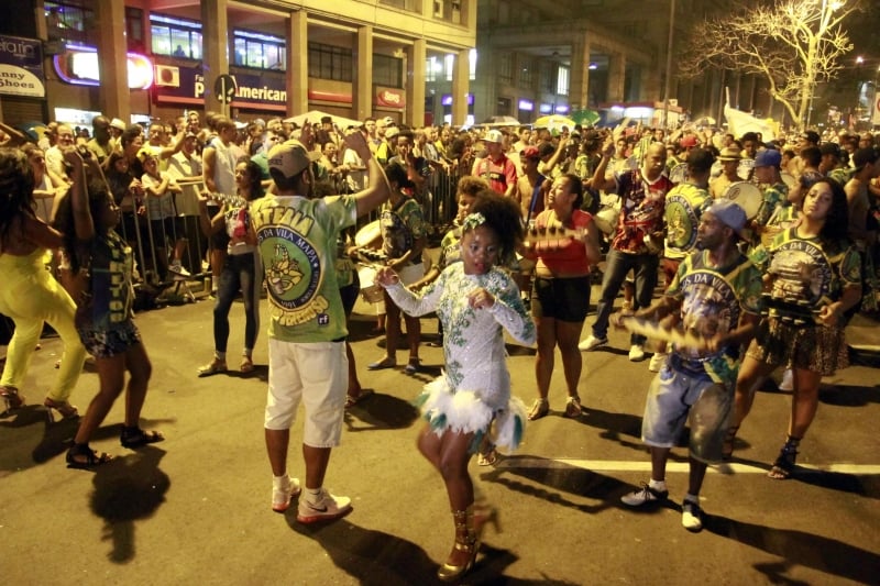 Descida da Borges é tradicional evento carnavalesco de Porto Alegre