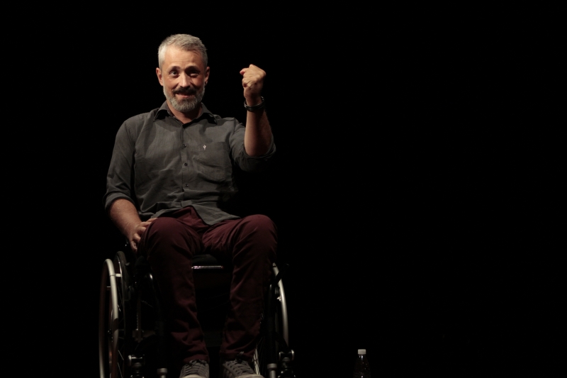 Ator interpreta seis personagens na peça Ícaro, com direção de Liane Venturella