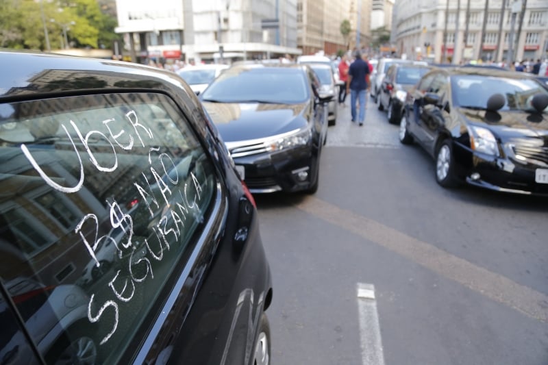 Protesto de motoristas Uber no centro de Porto Alegre.