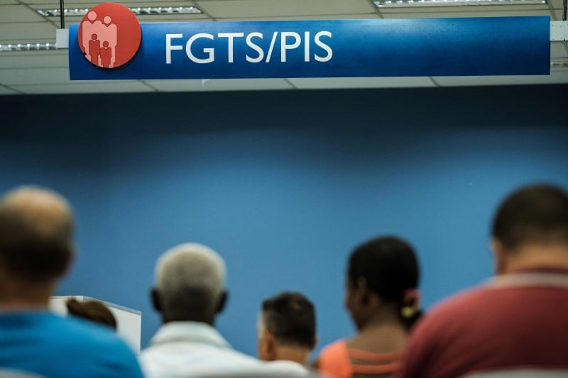contas inativas, FGTS, Caixa Econômica Federal 

People wait to receive the indemnity fund for employees (FGTS), at the government-owned bank Caixa Economica Federal in Rio de Janeiro, Brazil, on March 10, 2017. 
From March 10 to July 31, workers will be able to withdraw FGTS 