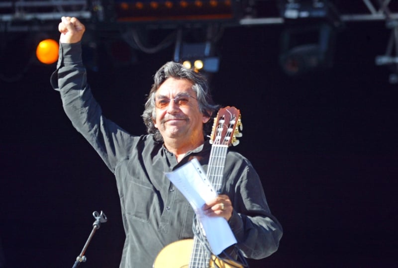 This file photo taken on September 14, 2003 shows Chilean singer and guitarist Angel Parra performing at the Parc of the Courneuve during the Fete de l'Humanite in La Courneuve, near Paris, Chilean singer and guitarist Angel Parra, a figure of the Chilean diaspora, died on March 11, 2017 in Paris at the age of 73 years of cancer, according to the ambassador of Chile in France. 