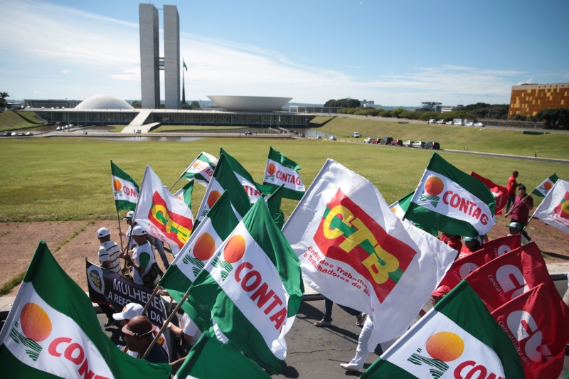 Centrais sindicais protestam contra as reformas da Previdência e trabalhista, na Esplanada dos Ministérios (José Cruz/Agência Brasil)