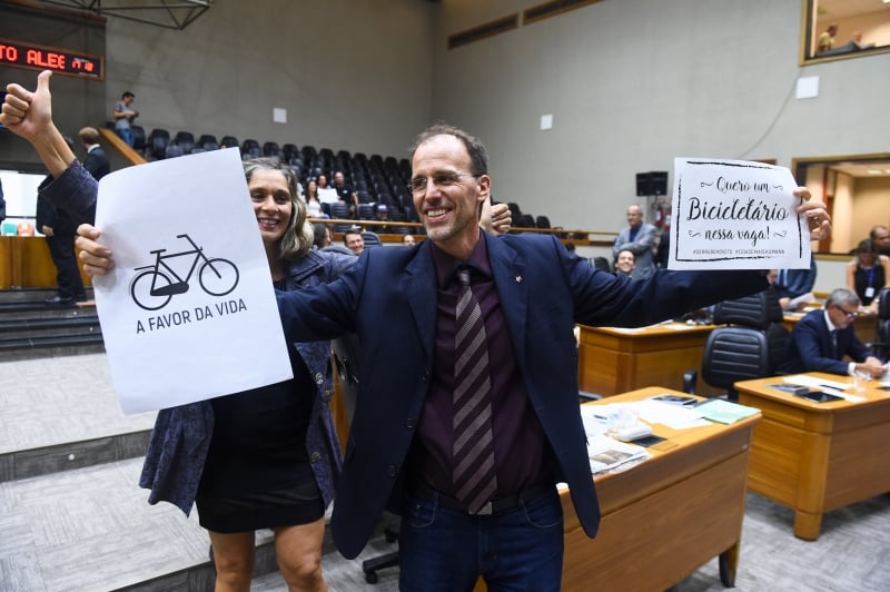 Vereador Marcelo Sgarbossa comemora derrubada de veto do executivo a seu projeto que busca facilitar a instalação de paraciclos e bicicletários. 