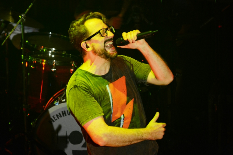 Nenhum de Nós, do vocalista Thedy Corrêa, faz shows em Porto Alegre