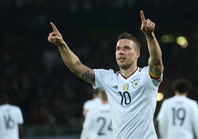 O meio campo Lukas Podolski celebra o tento contra os ingleses