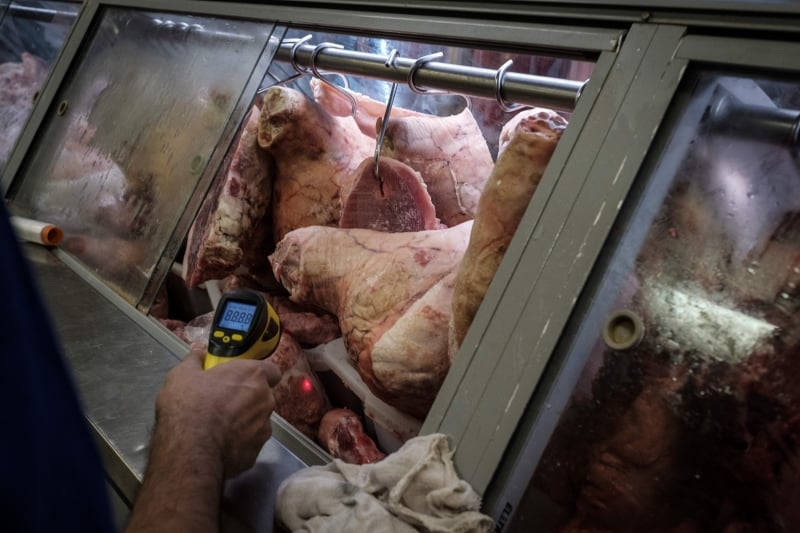 The staff of Rio de Janeiro state's consumer protection agency, PROCON, checks the temperature in a refrigerator at a supermarket in Rio de Janeiro, Brazil, on March 24, 2017.
Brazil, the world's biggest beef and poultry exporter, has been hit by allegations of corrupt practices in its meat industry. Police have halted exports by 21 meat processers suspected of bribing inspectors to issue them bogus health certificates for rotten meat. / AFP PHOTO / Yasuyoshi Chiba carne