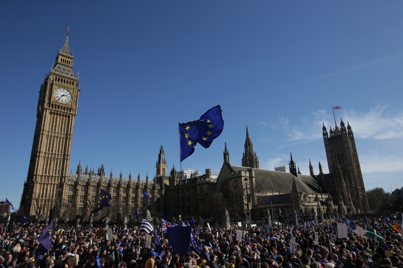 A demonstrator flies an EU flag outside the Houses of Parliament, during a rally following an anti Brexit, pro-European Union (EU) march in London on March 25, 2017, ahead of the British government's planned triggering of Article 50 next week.
Tens of thousands of pro-EU protesters took to London's streets Saturday, in defiance of the terror threat, to mark the bloc's 60th anniversary just days before Brexit begins. Britain will launch the process of leaving the European Union on March 29, setting a historic and uncharted course to become the first country to withdraw from the bloc by March 2019. / AFP PHOTO / Daniel LEAL-OLIVAS