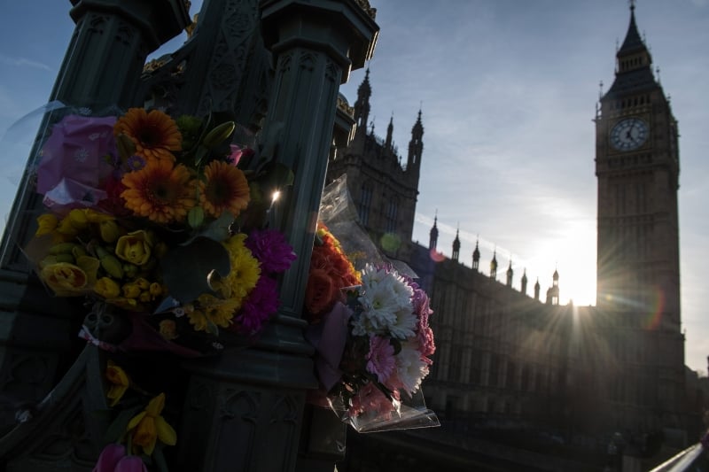Flores são colocadas diariamente na ponte de Westminster, em frente ao Parlamento, em tributo às vítimas do atentado