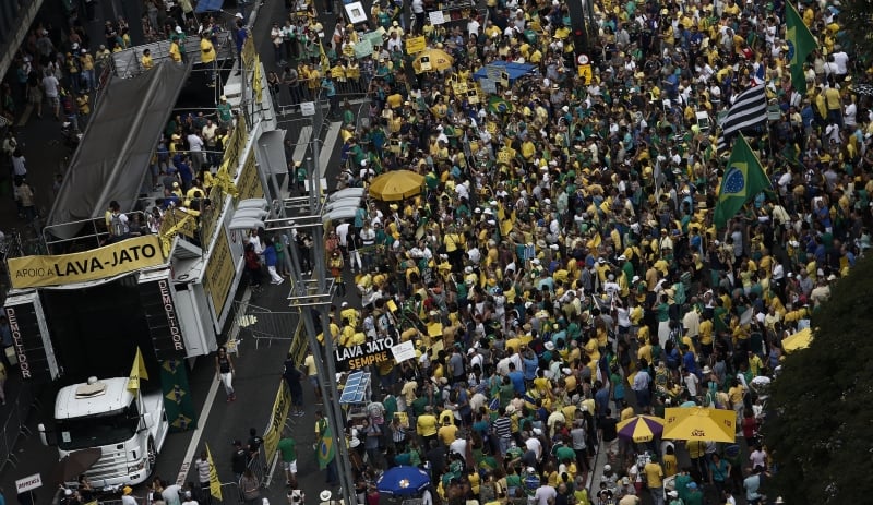Demonstrators march along Paulista Avenue in Sao Paulo, Brazil, on March 26, 2017 during a nationwide protest against political corruption. 
Protesto na Avenida Paulista contra a corrupção e em defesa da Operação Lava Jato. MBL, Vem pra Rua. 