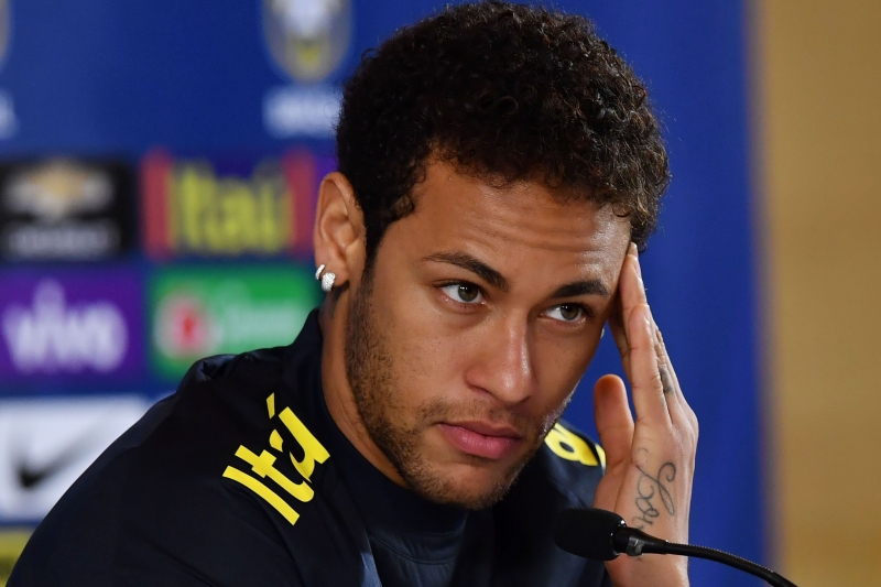 Brazil's footballer Neymar gestures during a press conference after a training session on the eve of their 2018 FIFA Russia World Cup qualifier football match against Paraguay, at the Arena Corinthians stadium in Sao Paulo, Brazil on March 27, 2017. / AFP PHOTO / NELSON ALMEIDA
      Caption  JOGADOR DE FUTEBOL