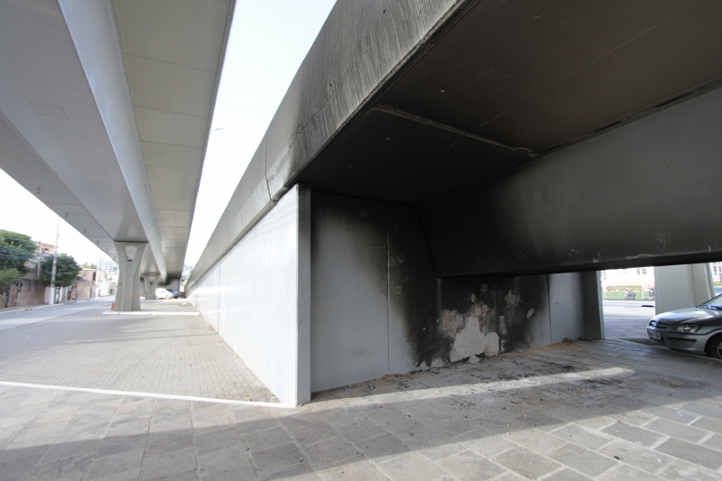 Viaduto São Jorge, na avenida Bento Gonçalves, teve barraca incendiada