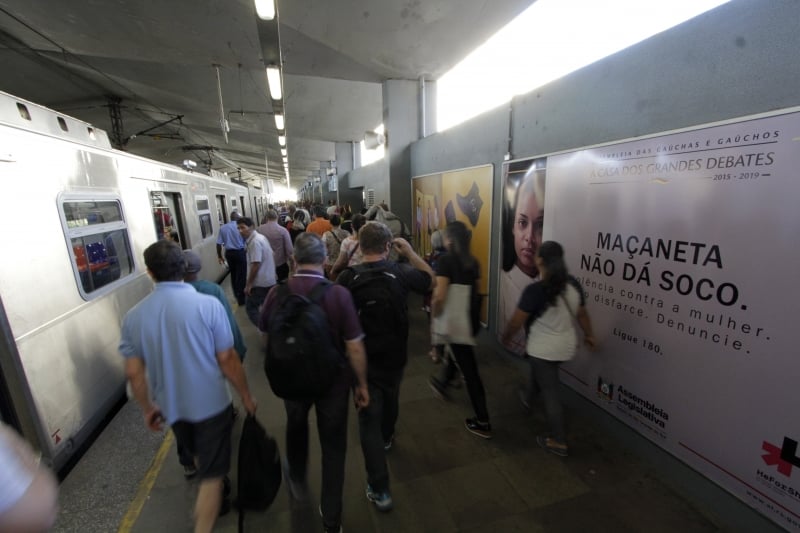 Painel de campanha sobre violência contra a mulher que a ALRS está promovendo, na estação do Trensurb Mercado. 