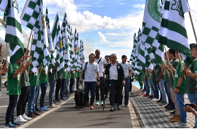 Members of the Colombian football team Atletico Nacional are honored upon their arrival in Chapeco, Santa Catarina, southern Brazil on April 03, 2017, on the eve of the first match against Brazilian team Chapecoense for the Recopa Sudamericana. / AFP PHOTO / NELSON ALMEIDA
      Caption