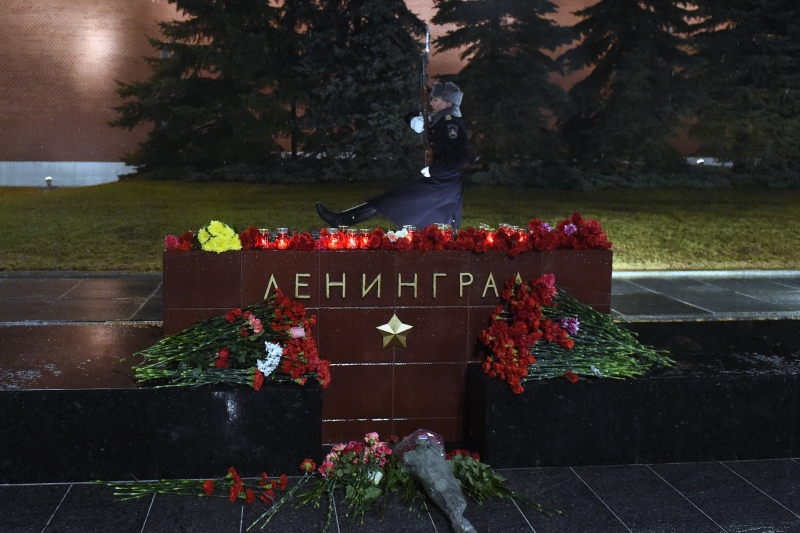 Flowers in memory of victims of the blast in the Saint Petersburg metro are seen at a memorial stone reading Leningrad by the Kremlin wall in central Moscow on April 3, 2017.
Russia opened a probe into a suspected "act of terror" Monday after 10 people were killed and dozens more injured in a blast that rocked the Saint Petersburg metro. 
Homem-bomba provoca 14 mortes em São Petersburgo