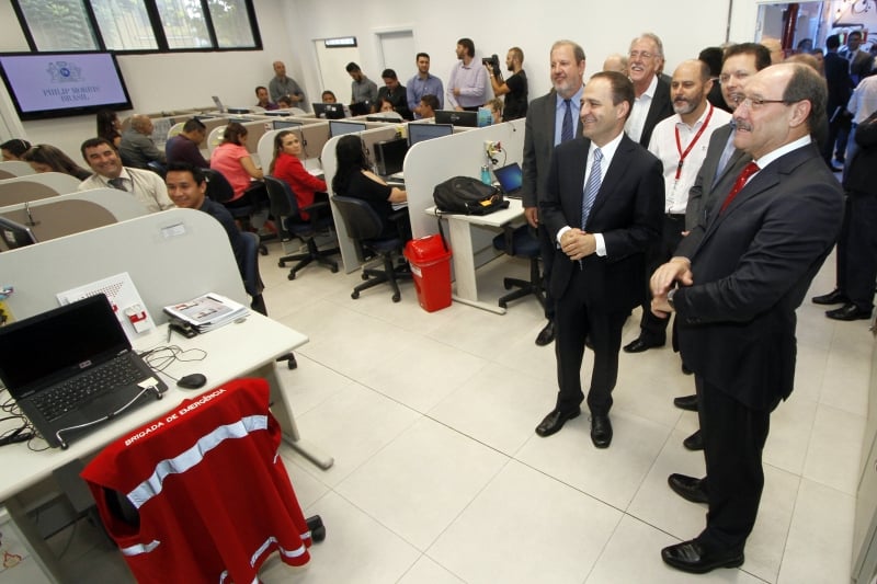Executivos mostraram a Sartori e Marzchezan unidade que centraliza serviços do Brasil