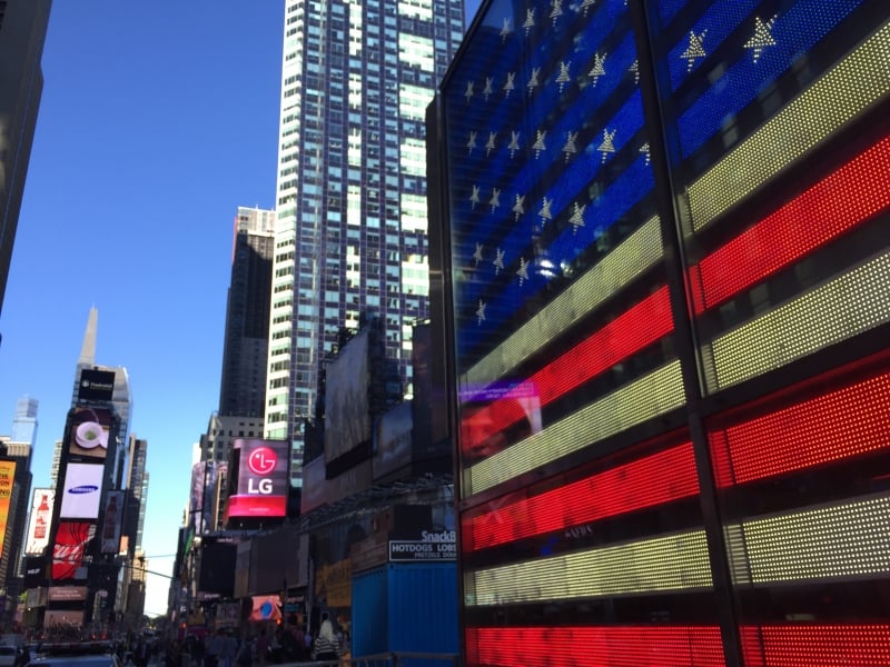 Nova Iorque, Manhattan, próximo a Times Square, Midtown, entre sexta e sétima avenida, Estados Unidos, bandeira