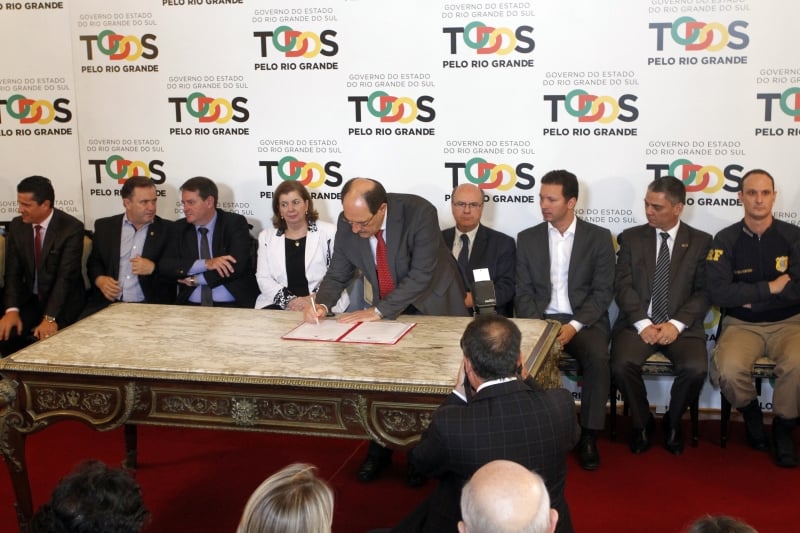 Decreto foi assinado por Sartori (c) e prefeitos de cidades interessadas no SIM/RS